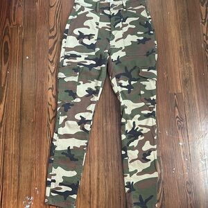 Gap women's high rise skinny cargo camo-print jeans        💚 offers welcomed 💚